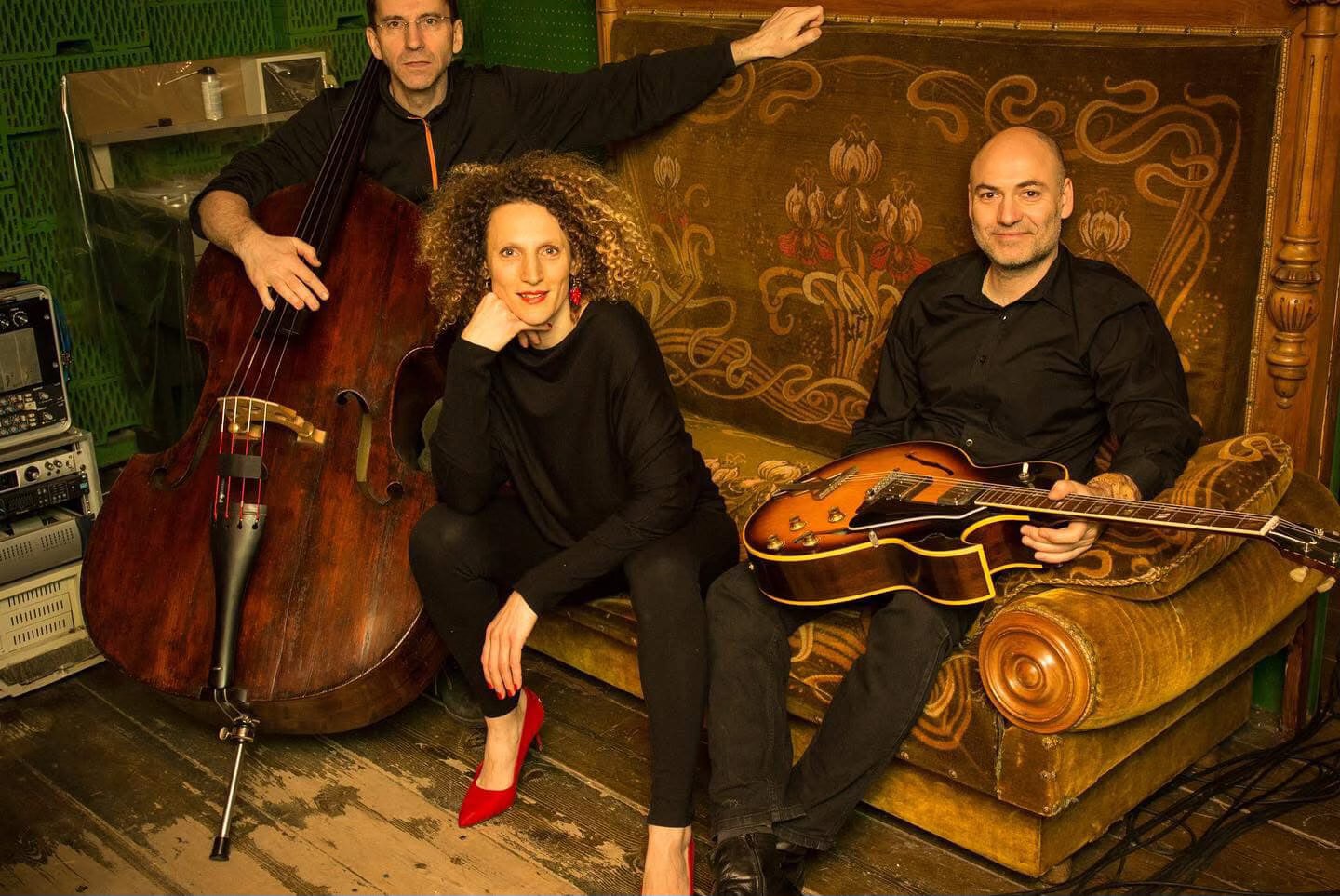 Petra Ernyei & Adam Tvrdý & Petr Dvorský v kavárně Dejvického divadla