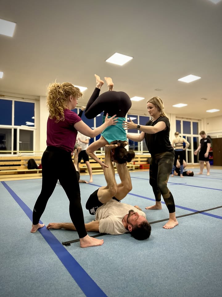Kurz AcroYogy pro středně pokročilé