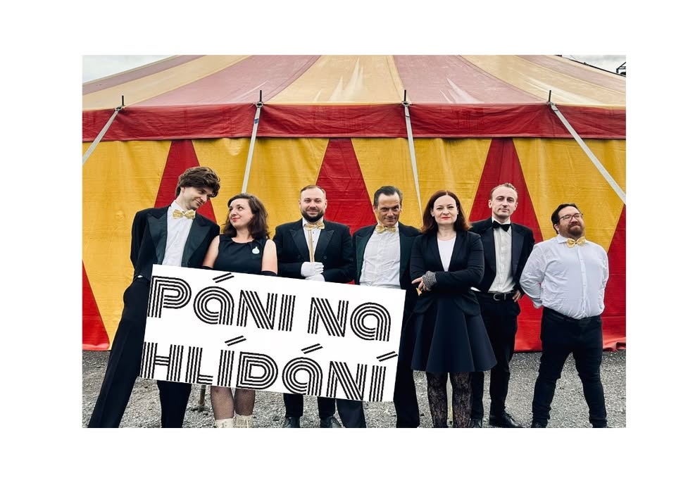 KONCERT - Na prknech, dlažbě a trávě