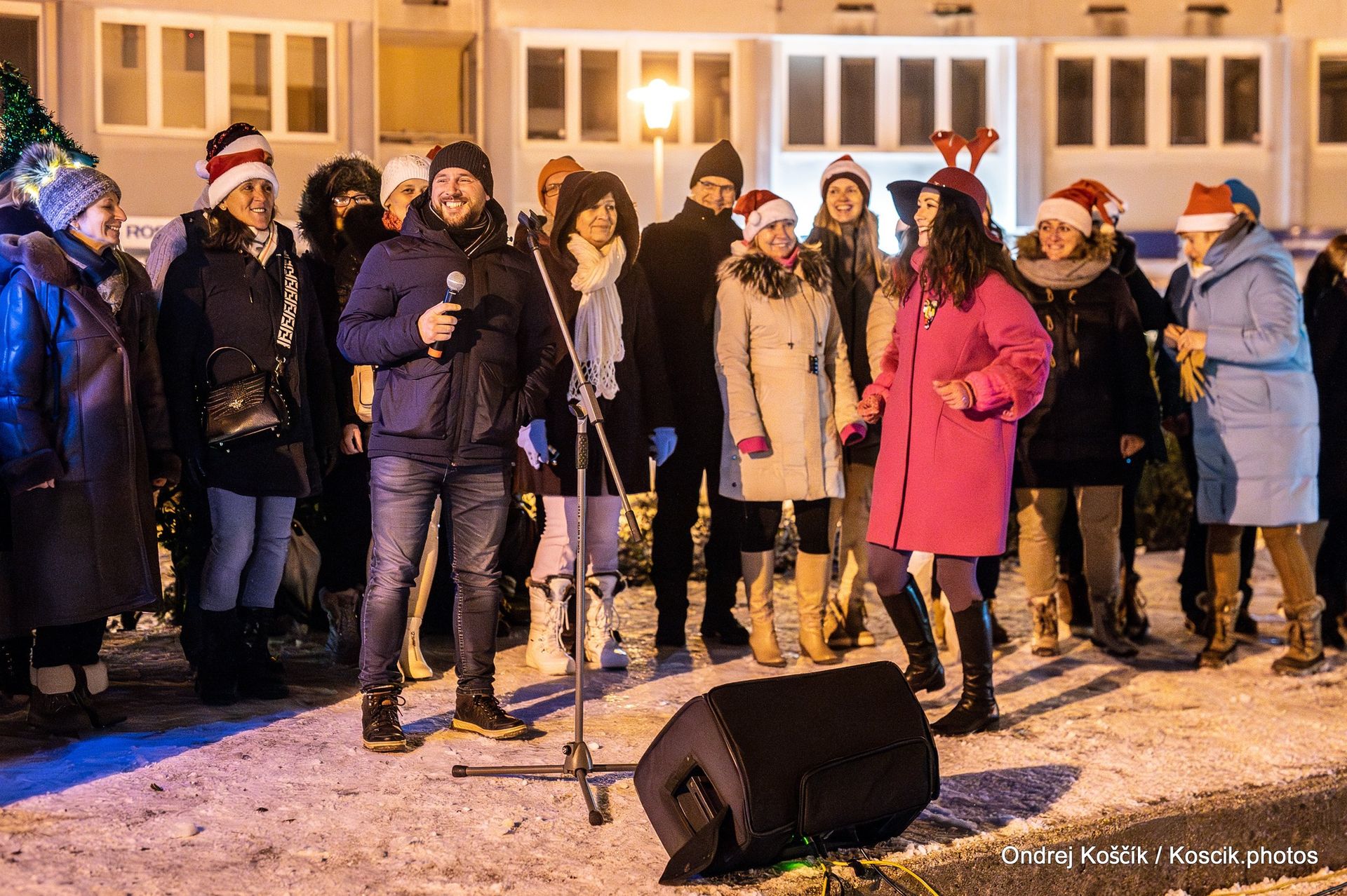 Koncert Zboru Spievanie nás baví pod vedením Anny Re na Otvorení Karloveského adventu