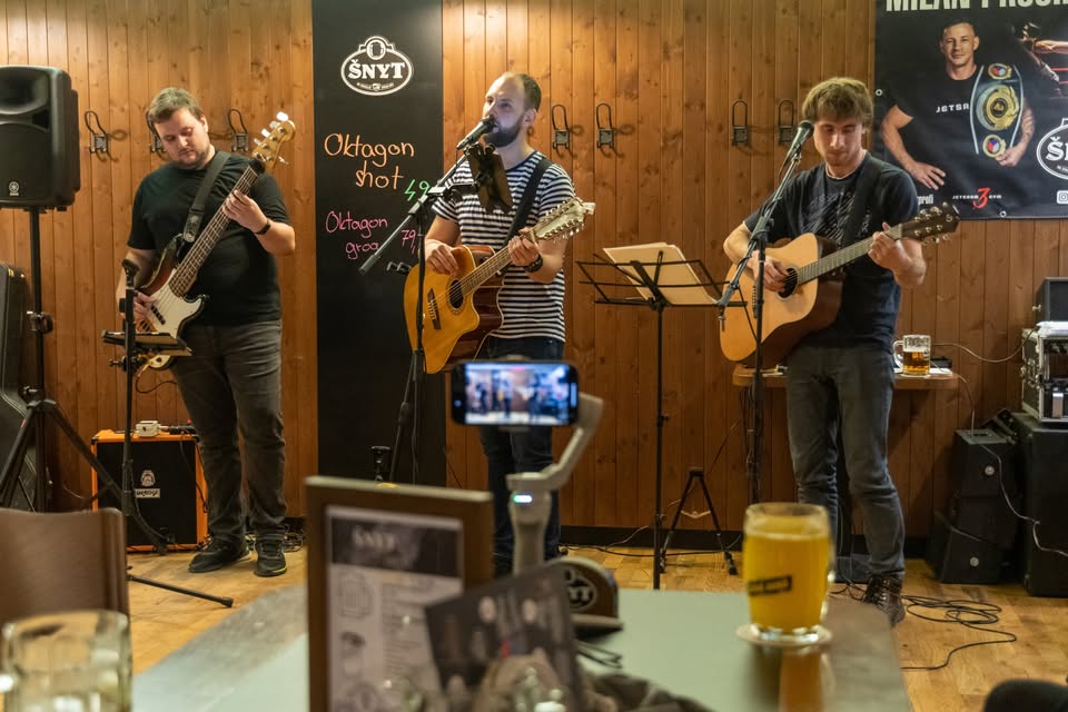 Bratranci ve ŠNYTU aprílový koncert