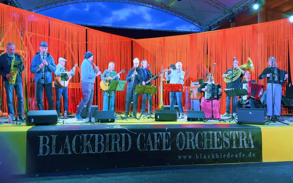 Das BLACKBIRD CAFÉ ORCHESTRA spielt zur kleinen Nachtmusik im Luftschloss Tempelhof