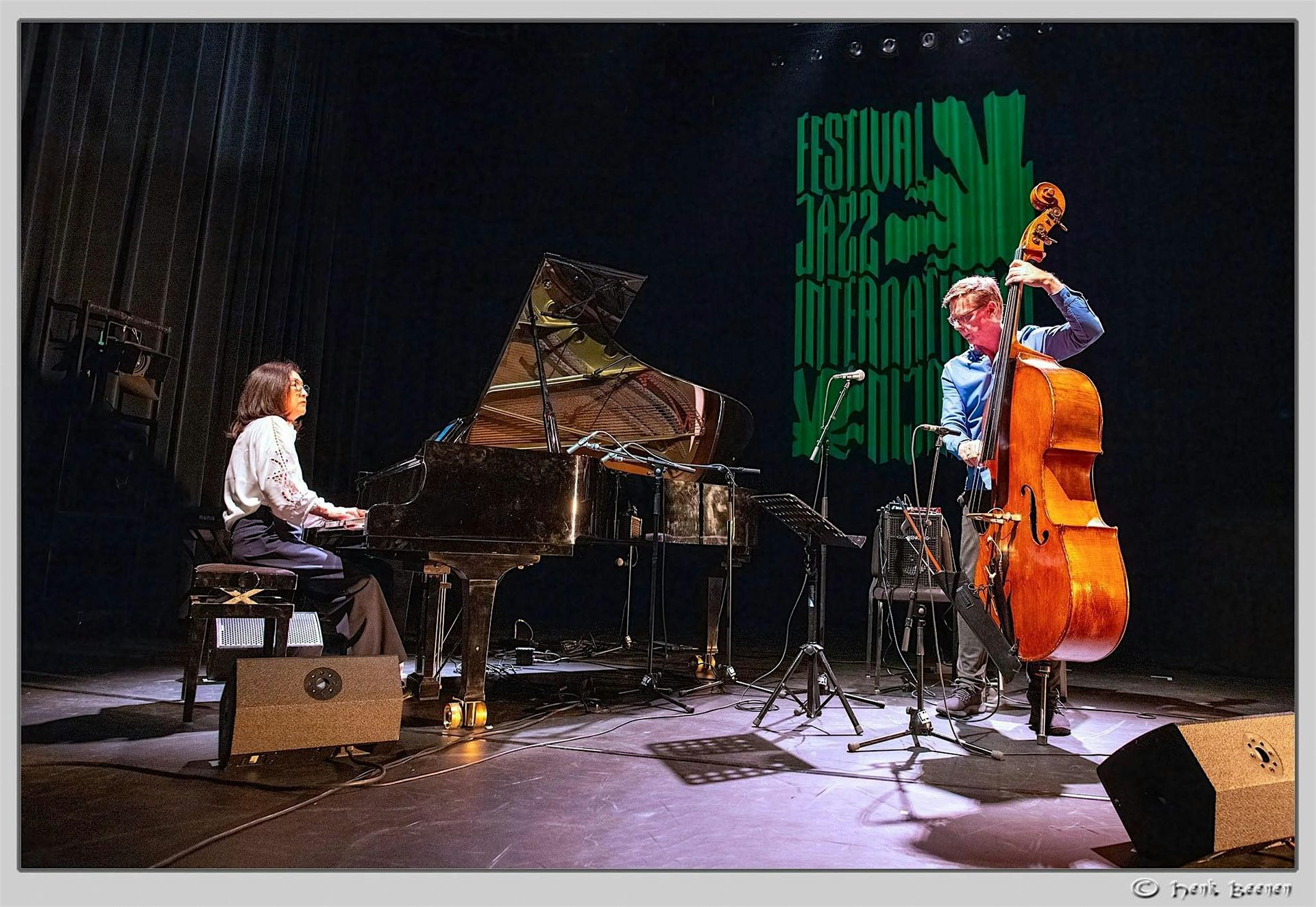 Tony Overwater (bass), Michael Moore (reeds), Atzko Kohashi (piano)