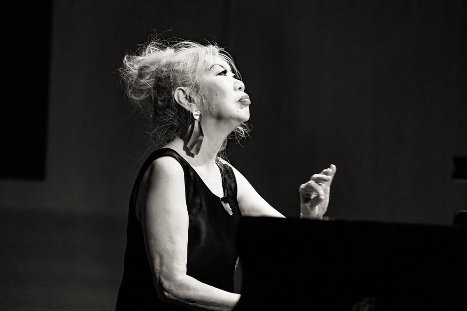 biegungen im ausland: Aki Takase // Isabel Rößler