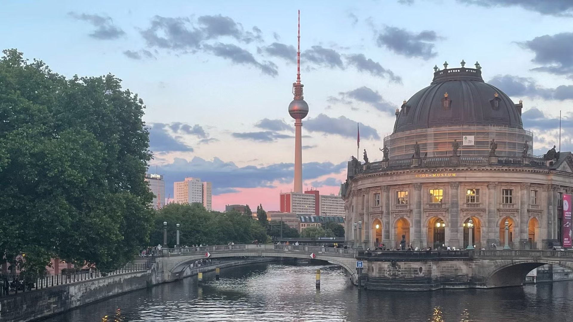 Sunday City Walk & Coffee Talk - Make Friends 🍁 Warschauer Str to Hackescher M.