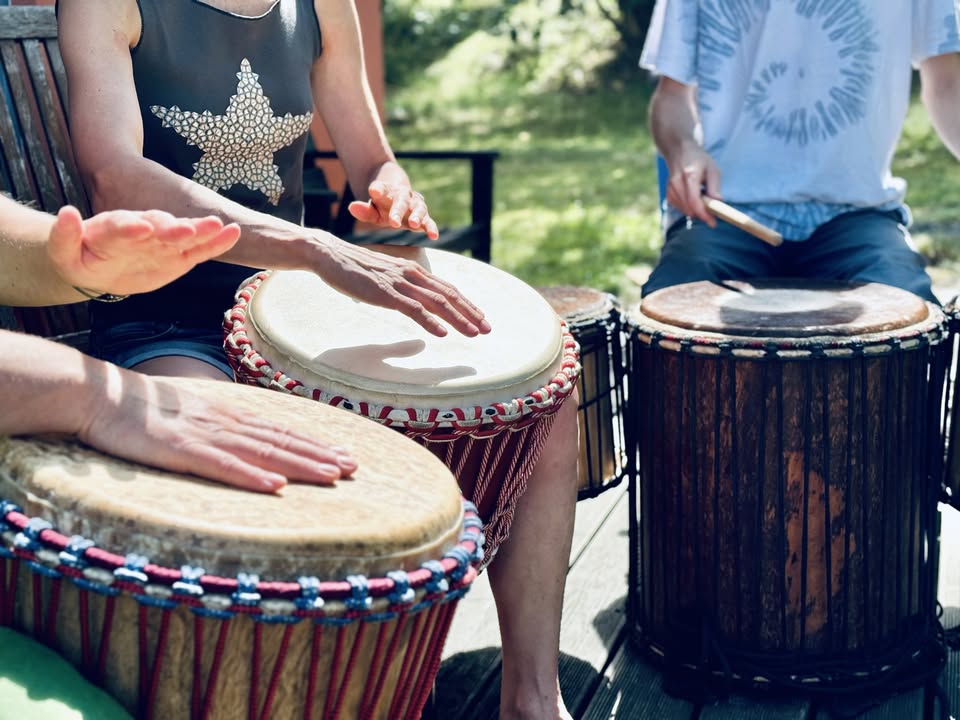 Pravidelné kurzy hry na djembe a dunduny pro začátečníky