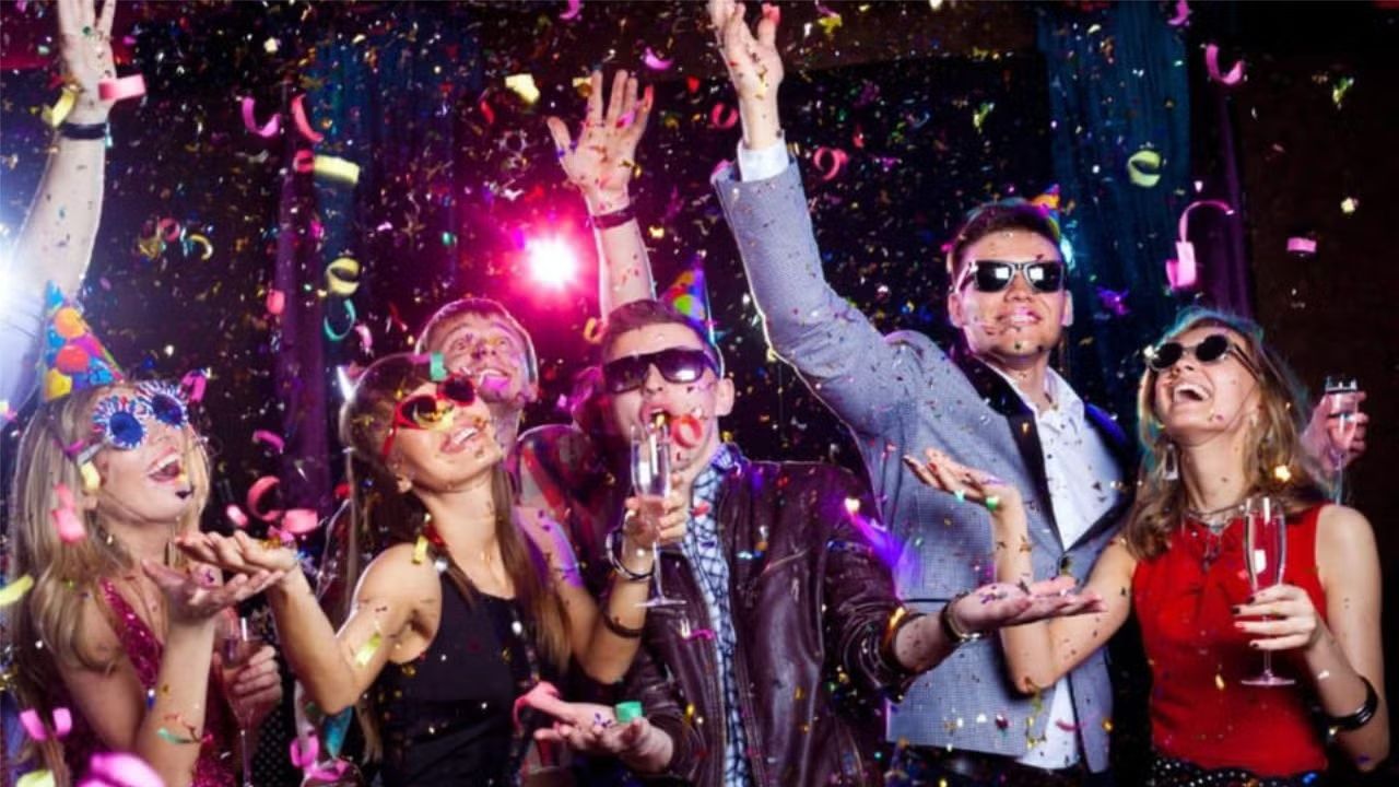 Berlin: New Year's Eve Pub Crawl With 2 Hours Open Bar