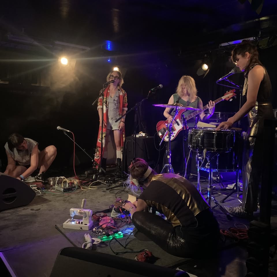 VROUW! "VOS"RELEASESHOW  +Dafne Narvaez Berlfein + Beltership + Asja Skrinik