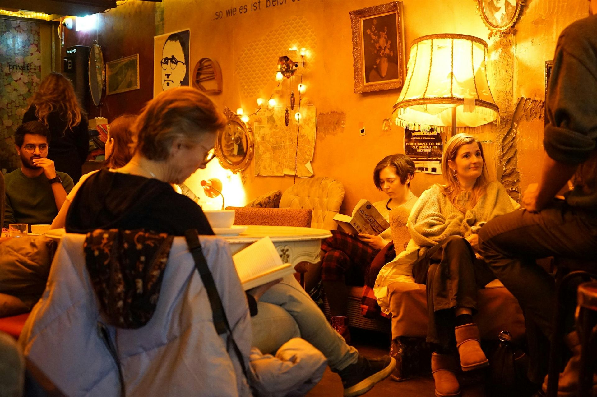 Offline Hangout  | Cafe Brecht