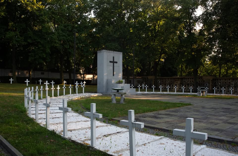Procházka po čestných vojenských pohřebištích na Olšanských hřbitovech