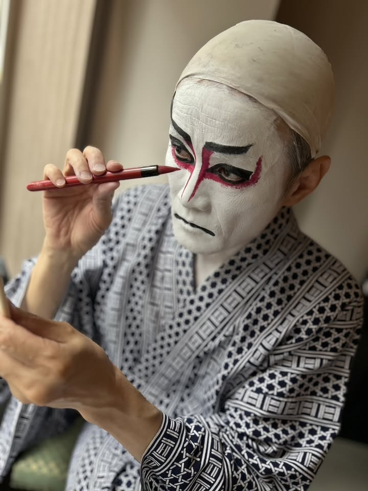 Senju: Ukázka nanášení make-upu a oblékání kostýmu
