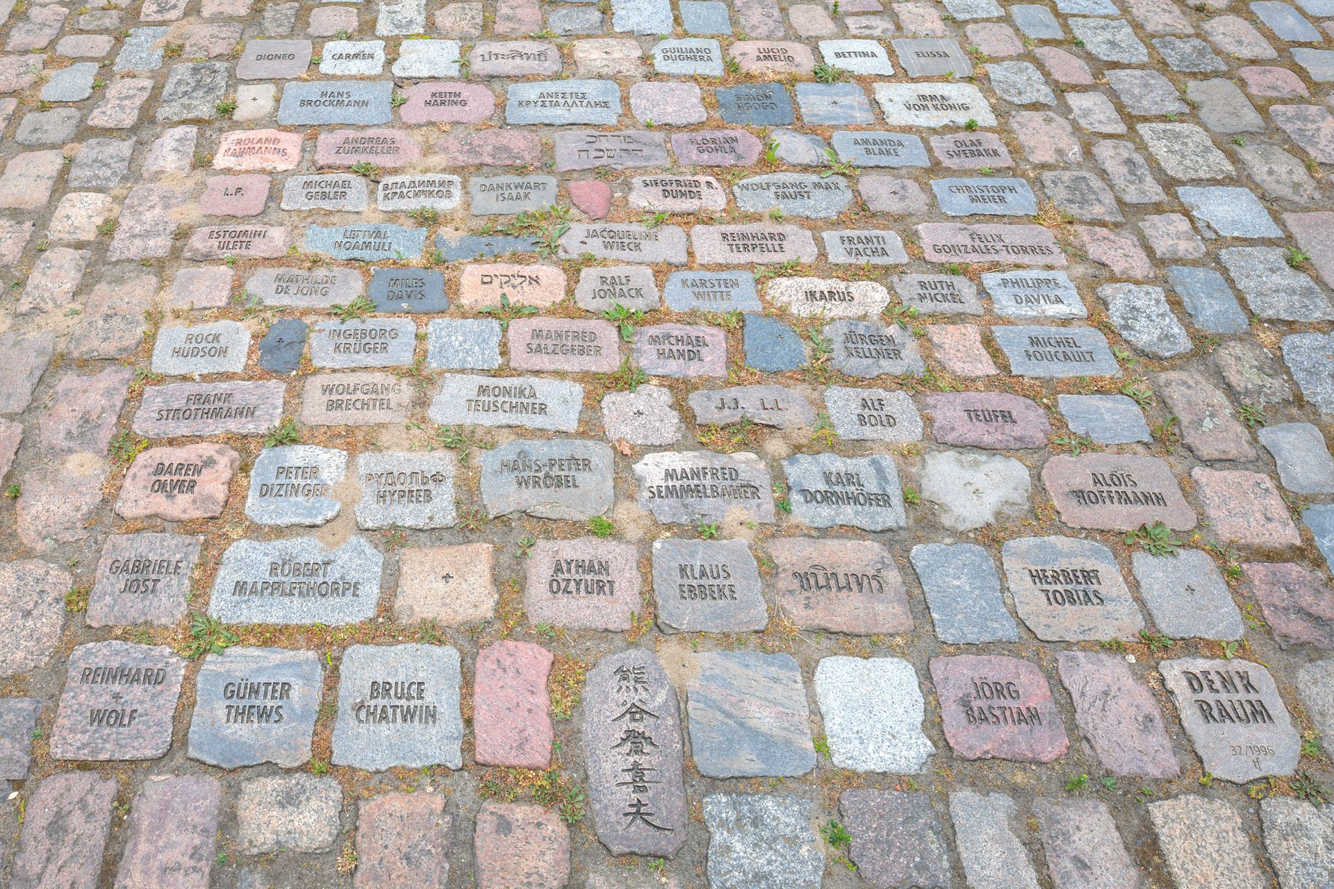 Denkraum: Namen und Steine /  Memorial Space: Names and Stones