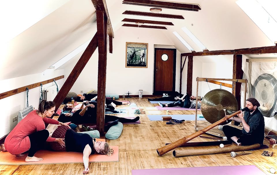 Lekce Vnímej své tělo se Zuzkou s hudebním doprovodem Ondry Smeykala na didgeridoo