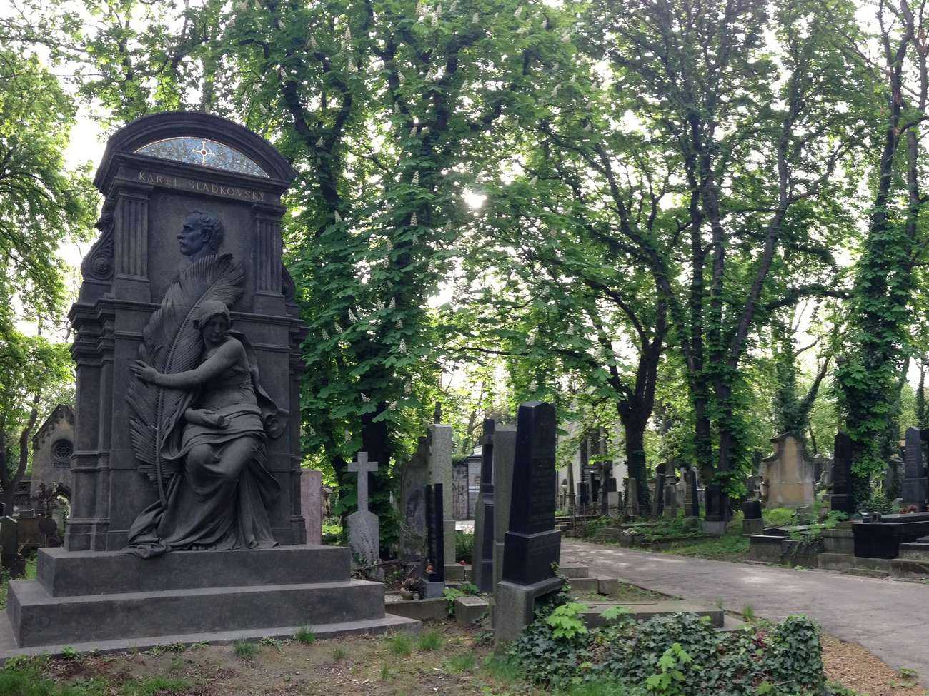 Procházka Olšanskými hřbitovy za umělecky cennými náhrobky 19. a 20. století.