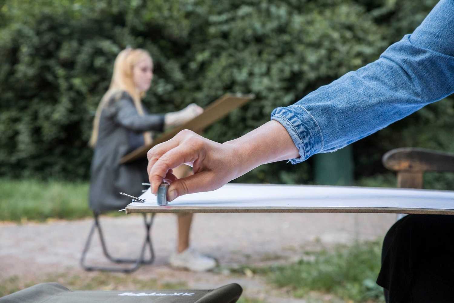 Tužkou, štětcem mezi stromy