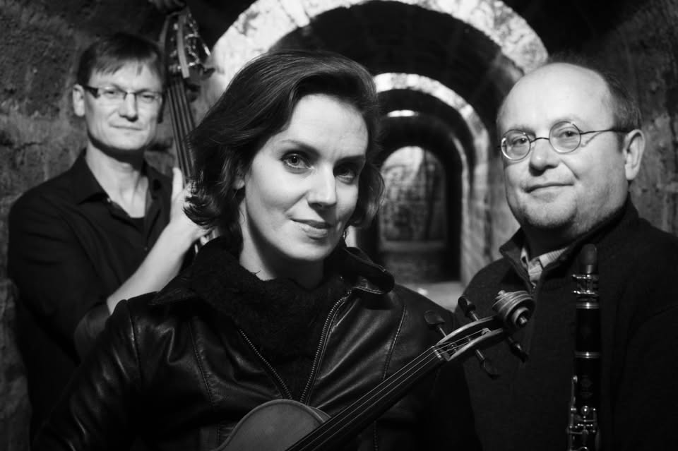 Koto, kontrabas & saxofon: Trio výjimečných hudebníků Anna Romanovská, Michal Hrubý, Petr Tichý