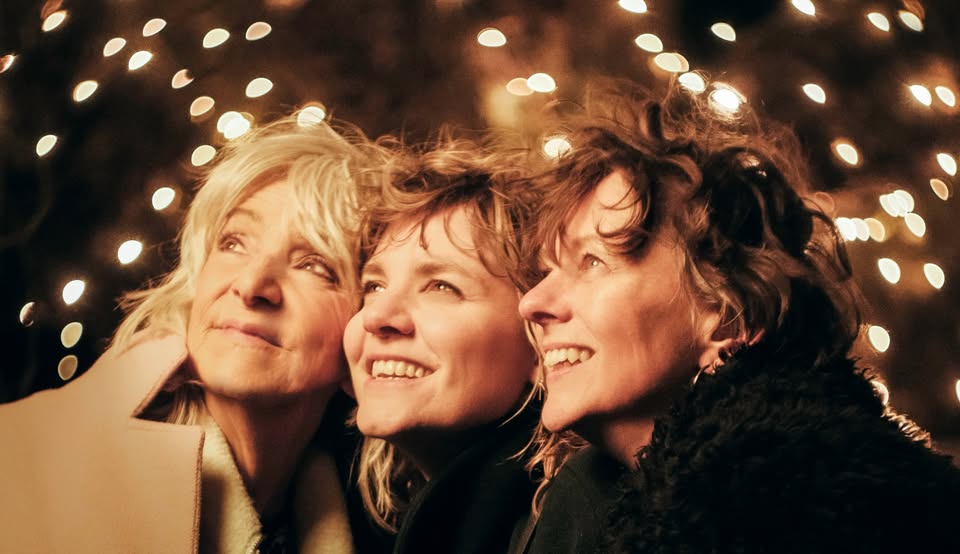 A Celtic Winter - The Lasses & Leoni