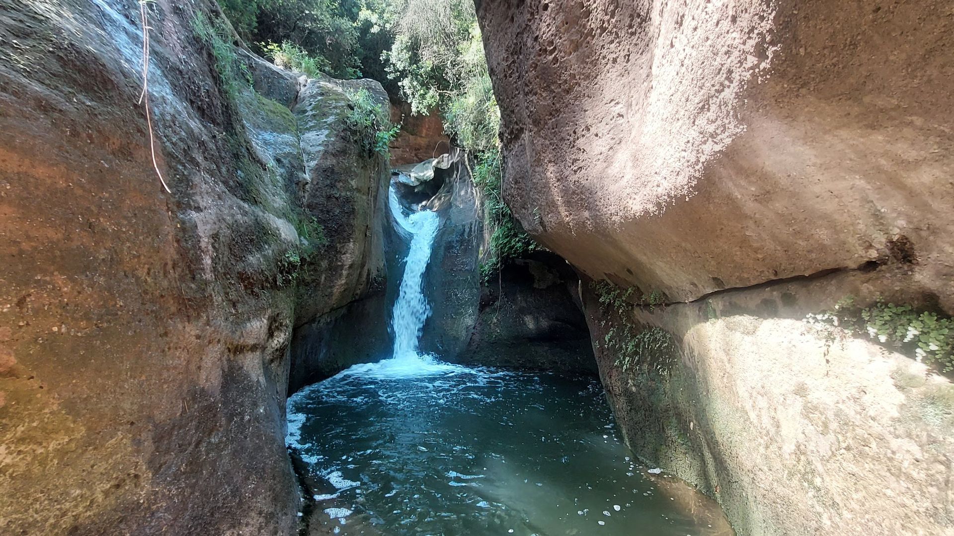 Gorg de La Mola, Fuentes y Cueva. 12€. 12km 390m. Cerca de Barcelona