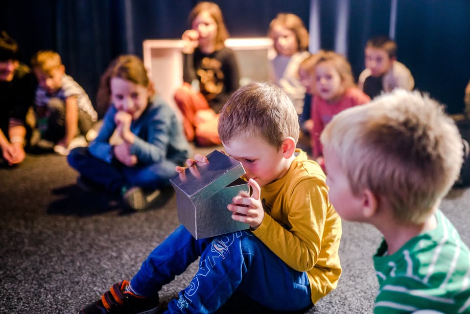 KNIHOhranie: Drevený robotík a polienková princezná