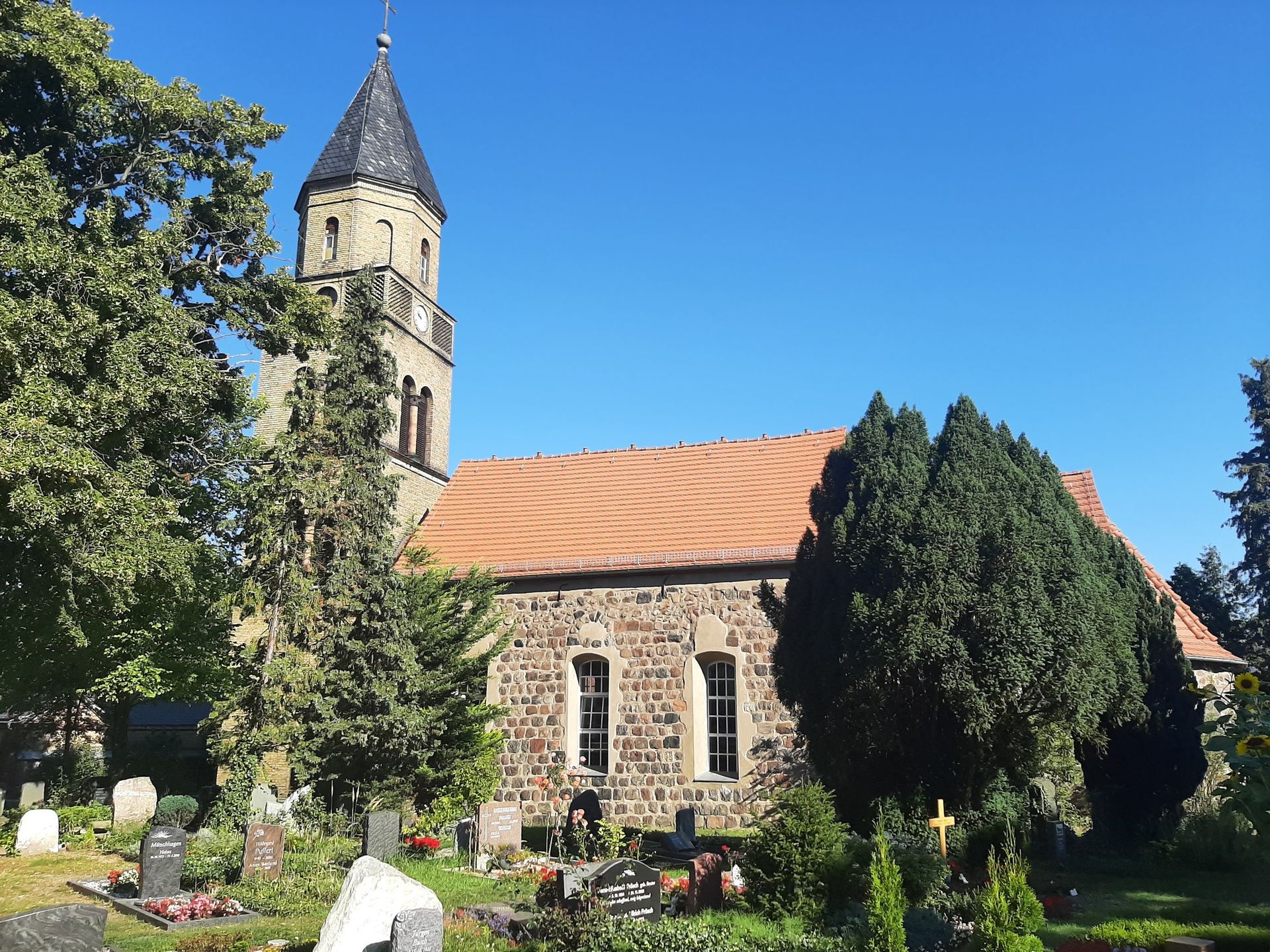 Bauern, Bilder, Baugeschichte - Die alte Dorfkirche in Karow