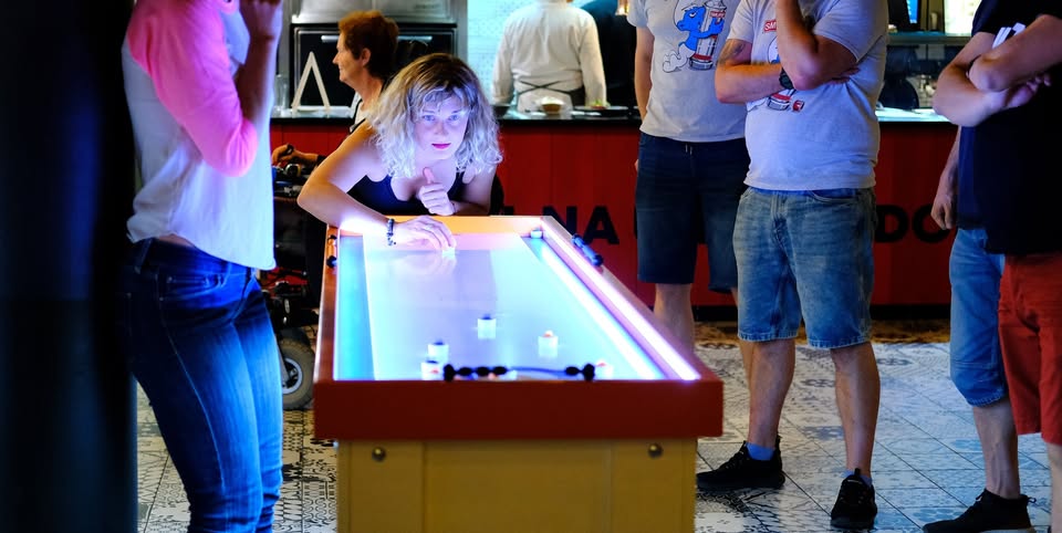 Večer se stolním curlingem