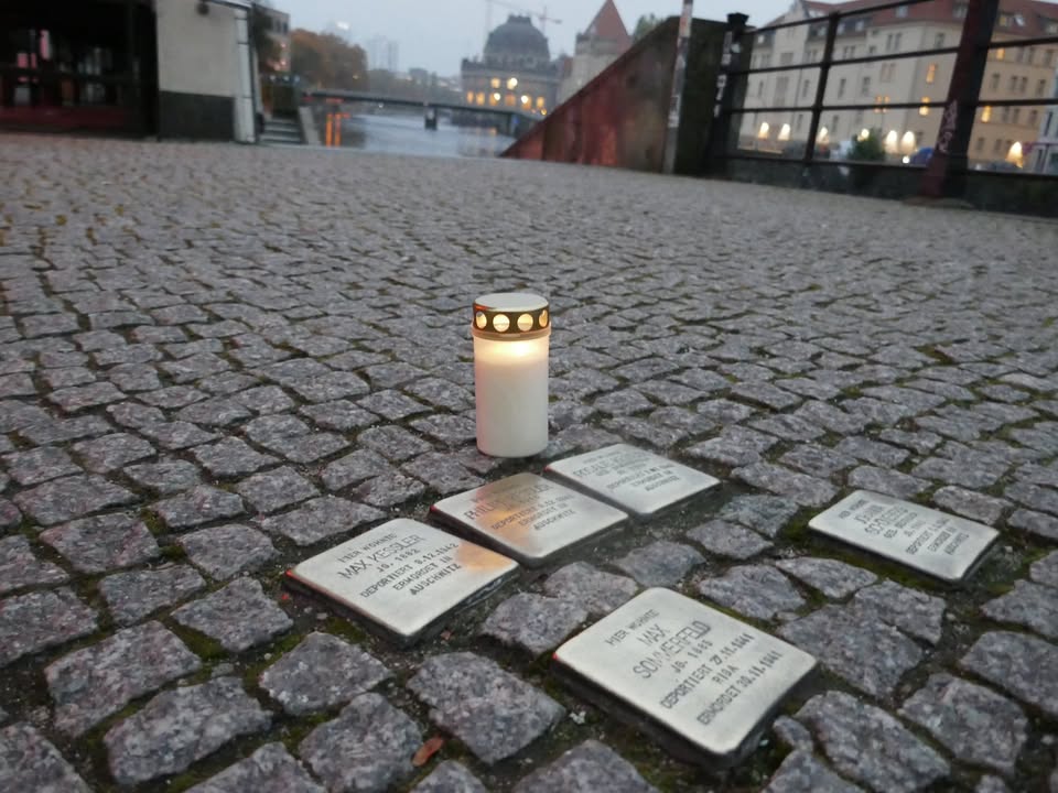 9. November - Kerzen an die Stolpersteine und Juden unterstützen!