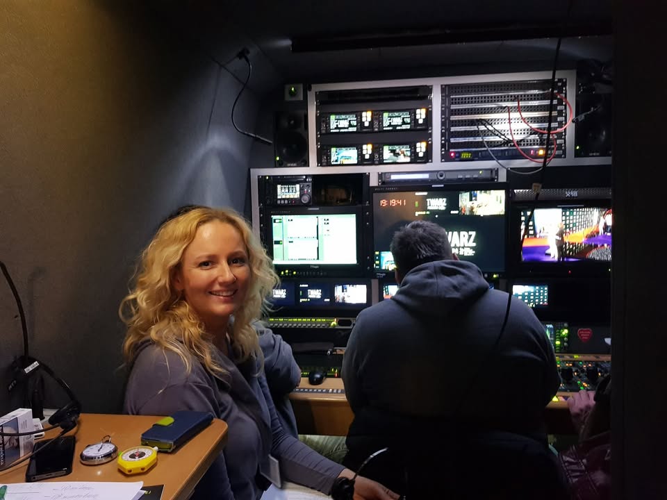 "C - jak czerwiec, C- jak czary mary z TV, czyli o tym czego nie pokazują kamery"