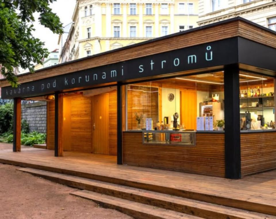 Kreslení v parku: Kavárna pod korunami stromů