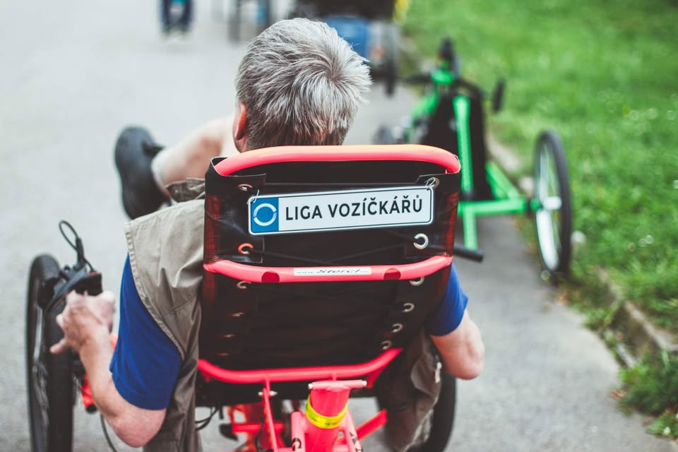 Liga vozíčkářů na hrad aneb Samostatný byl bych rád, chybí mi však kamarád
