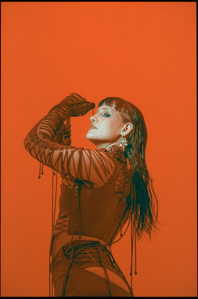 Aiko / AIKONIC TOUR / Café V lese