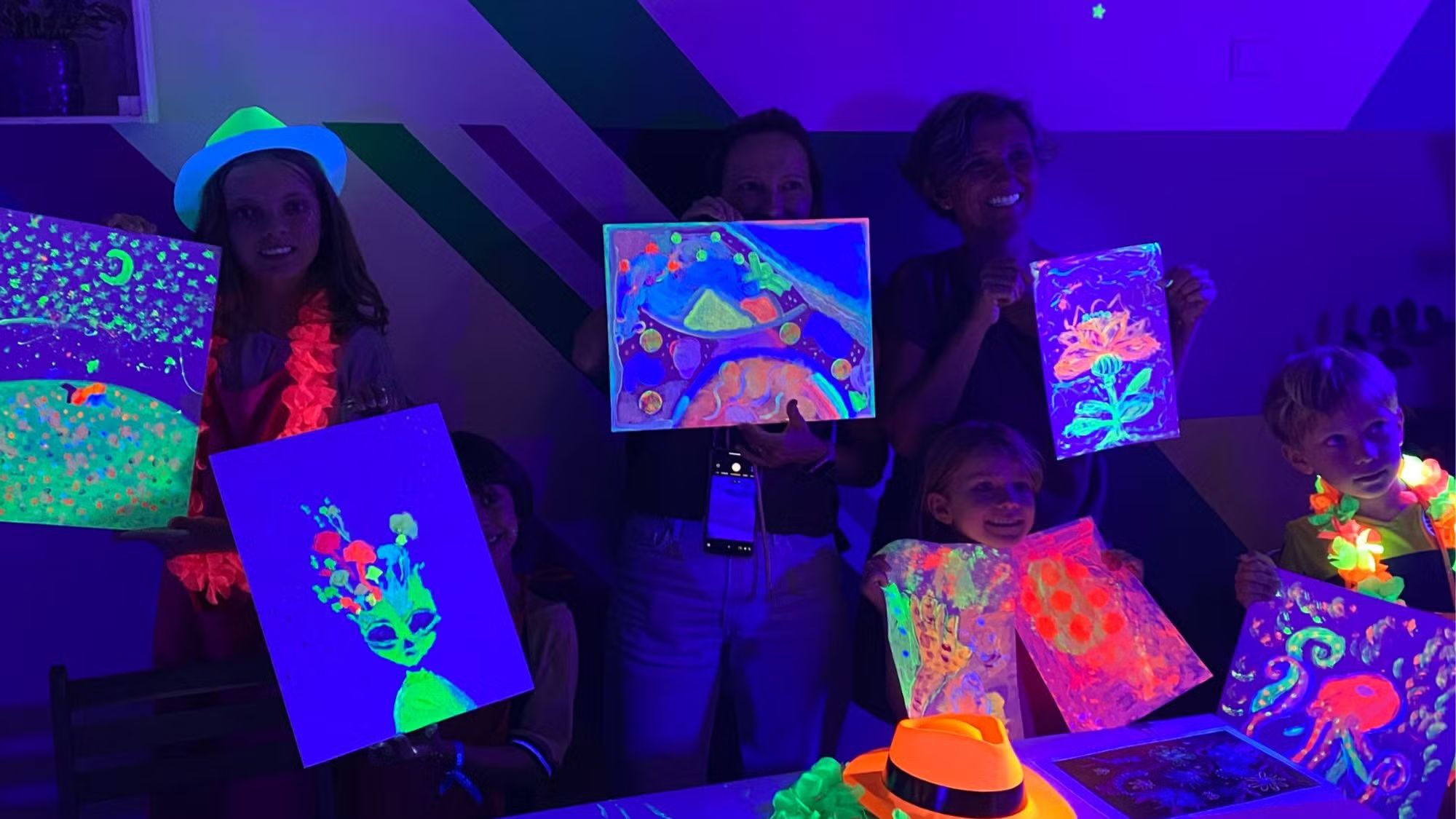 PAINT IN THE DARK workshop for kids