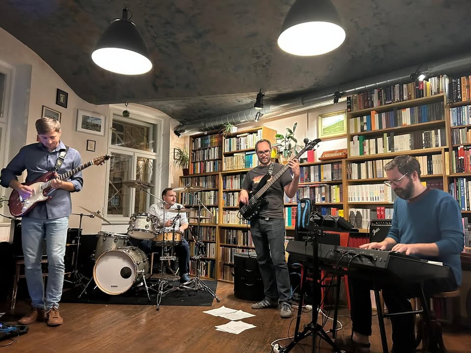 Raincoat Quartet v Kafe nůžky papír