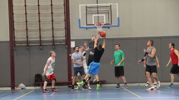 Sunday basketball in UvA weekly (pay and in)