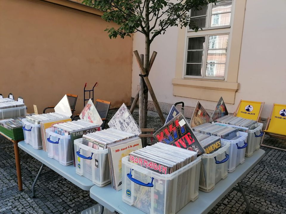VINTAGE VINYL BAZAR V CAFE TIME MUSIC PRAHA