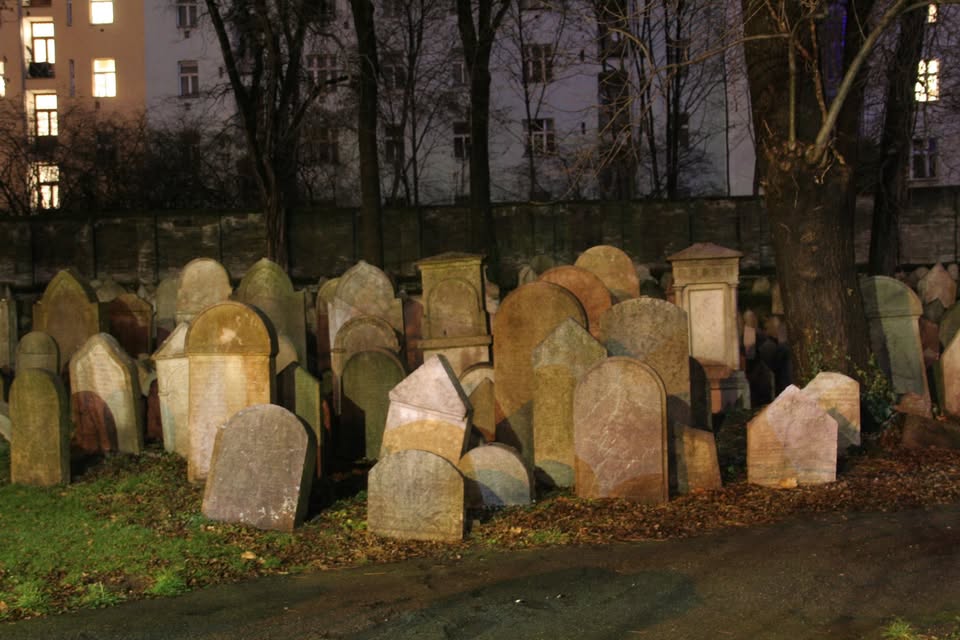 Večerní prohlídka Starého židovského hřbitova na Žižkově (pod žižkovskou TV věží)