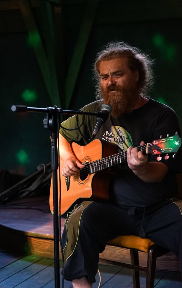 Koncert Nany Hudák Solo z Prievidzy w chacie za wsią w Wyskitnej