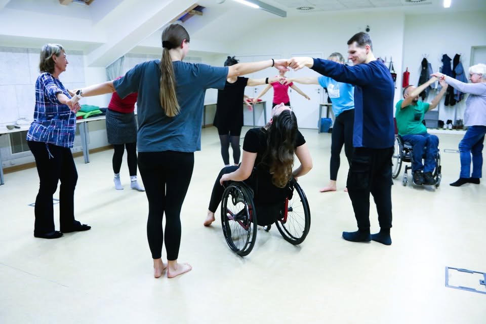 DanceAbility - vedená lekce pohybové improvizace