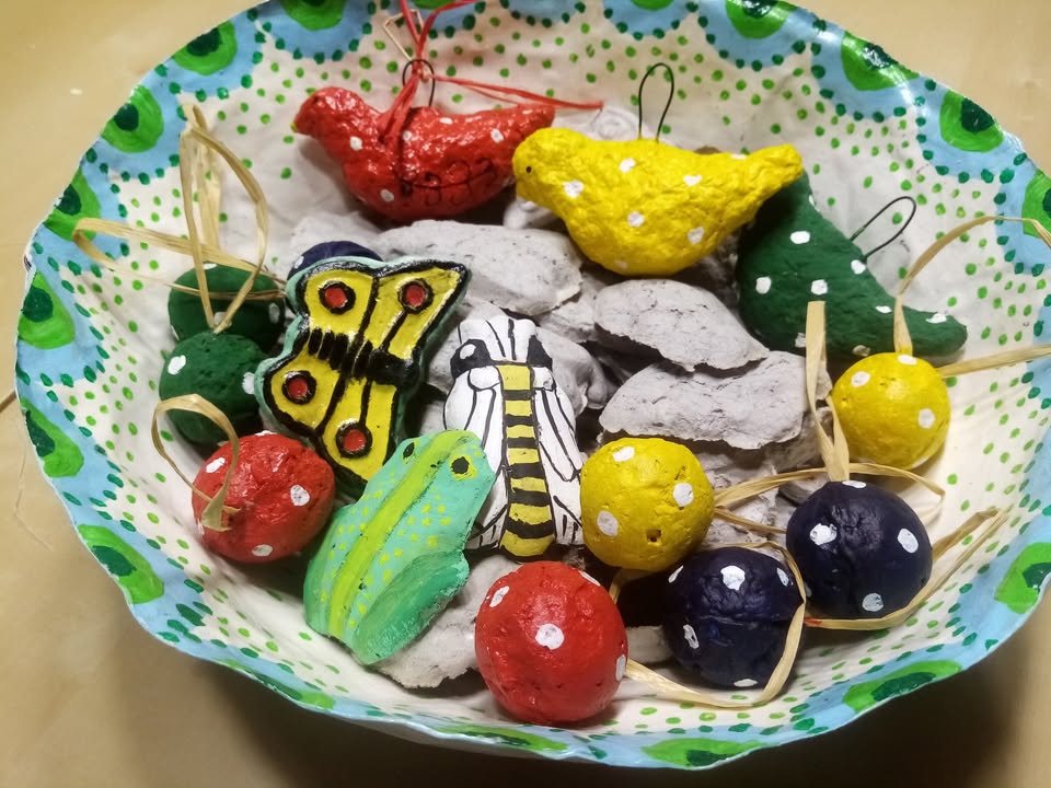 Tvorivý ateliér (nielen) pre deti -  papier-mâché figúrky a semienkové "bomby" 🌼
