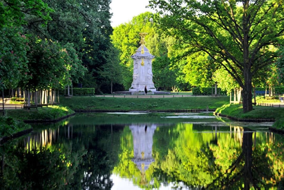 Walk and Talk: Casual walk through the Tiergarten, option for drinks afterwards