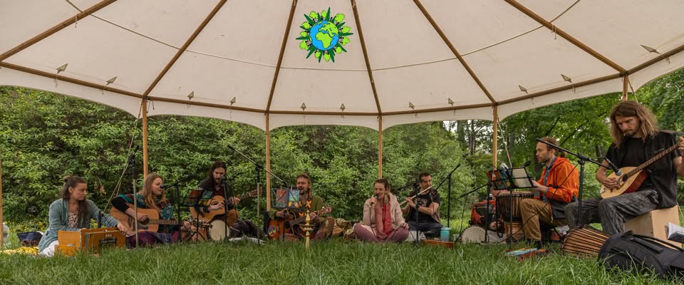 Joint Singing of the Songs of the Earth 🌎 in Brno among the trees