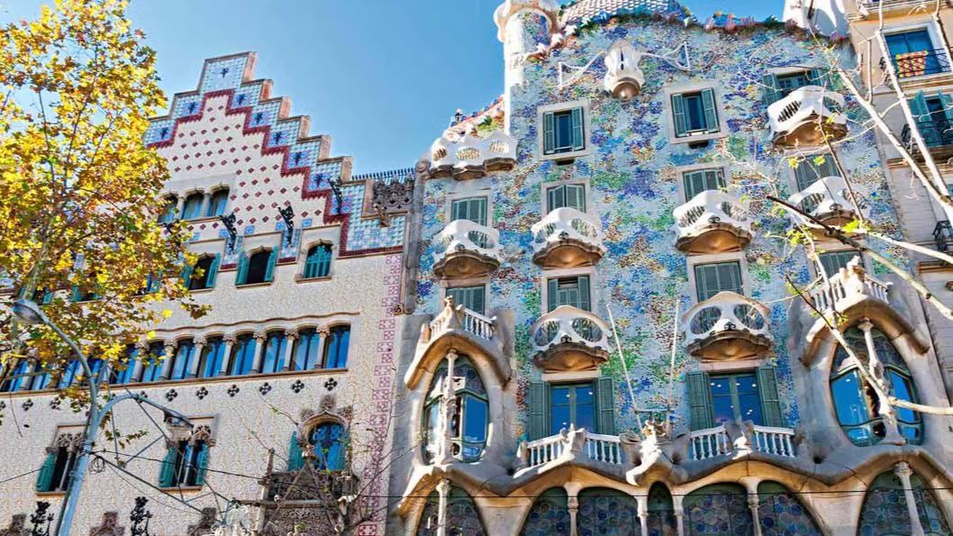 Speak Spanish: café and walk around modernist architecture