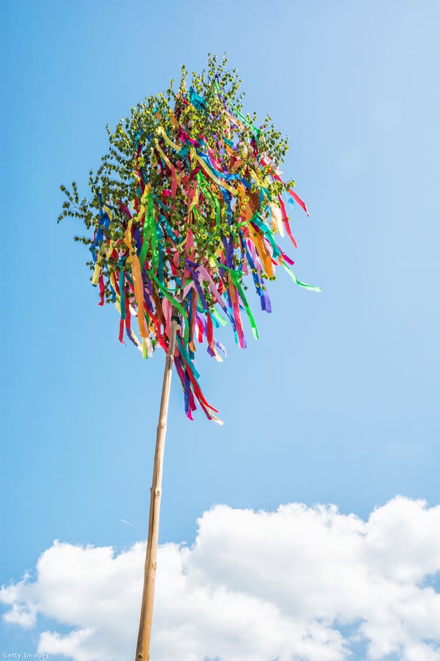 Stavanie mája a lampionový sprievod - Májusfaállítás és lampionos felvonulás