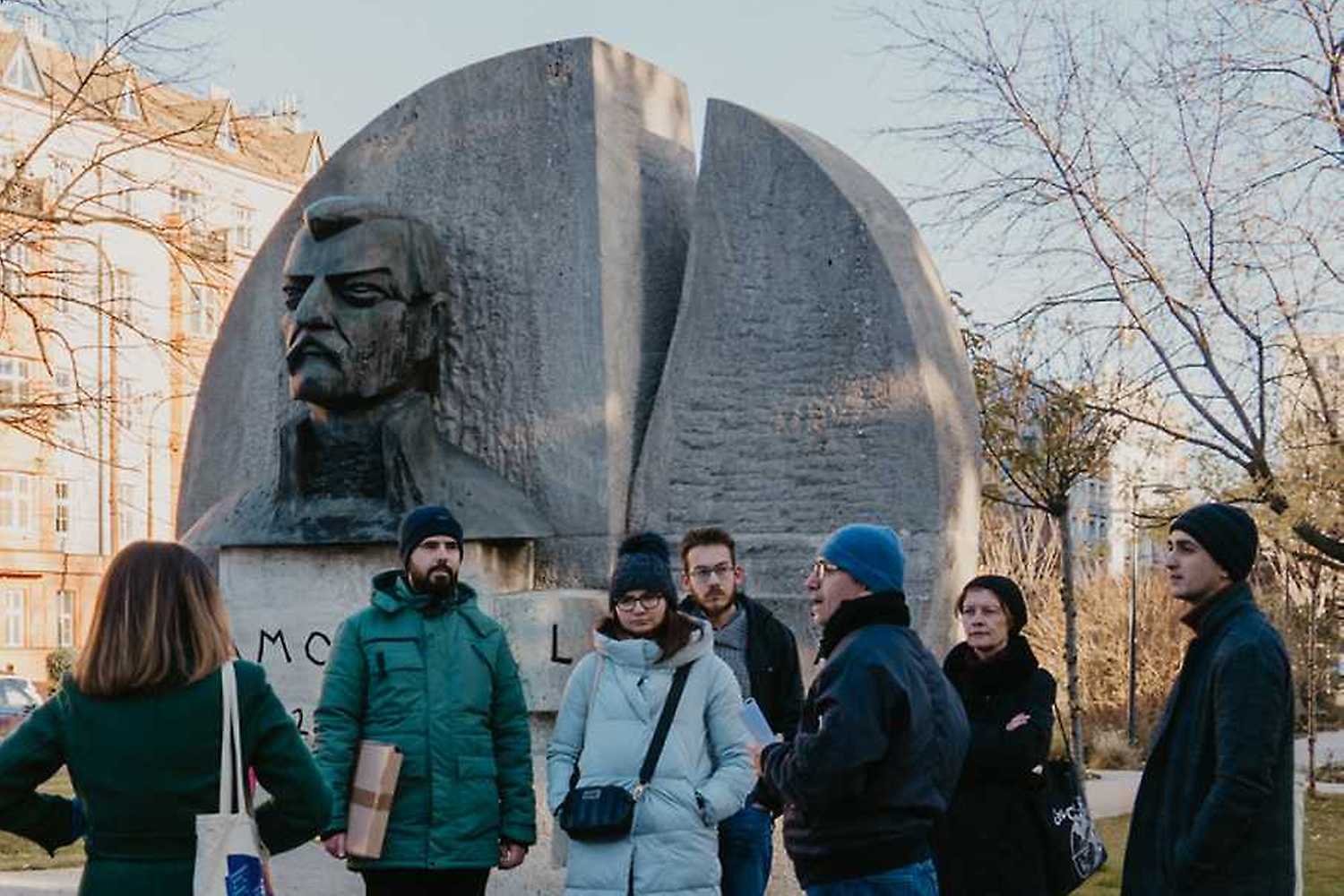 Literárne prechádzky Bratislavou: Pohľady a príbehy autorov maďarskej menšiny po roku 1918