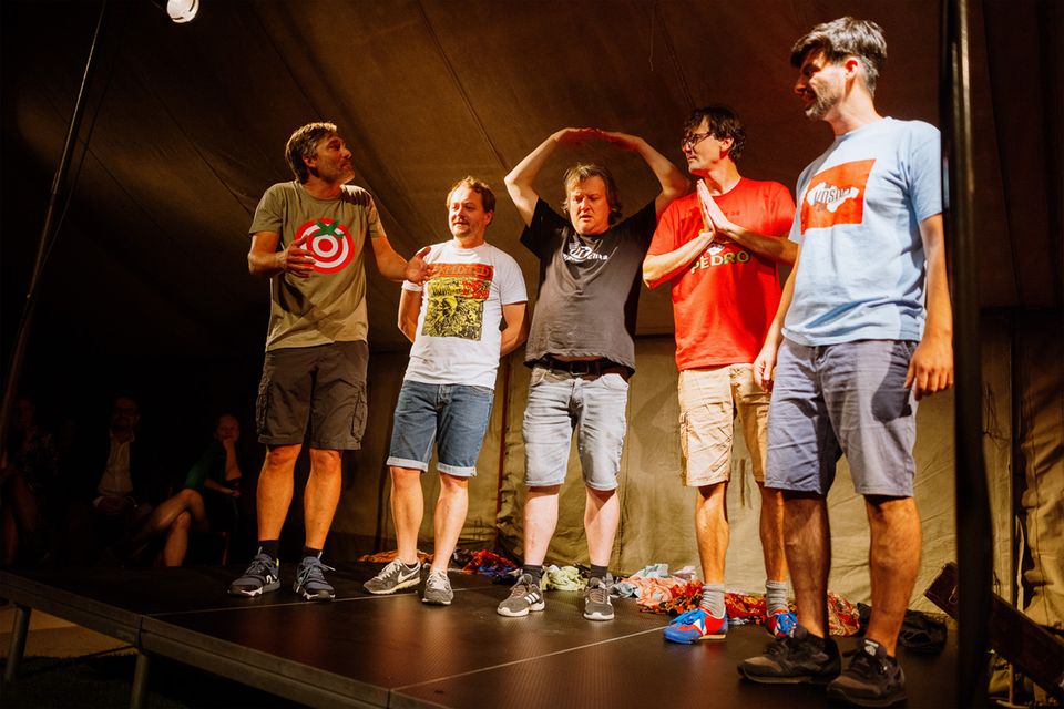 Vosto5: SENTIMETAL – Noc, kdy na Kavčím plácku umřel Michael Jackson a Orestés se na to jenom díval