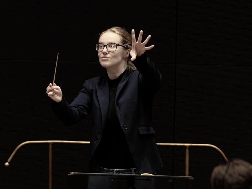 Giedrė Šlekytė dirigiert Adams, Schumann, Clyne & Bartók