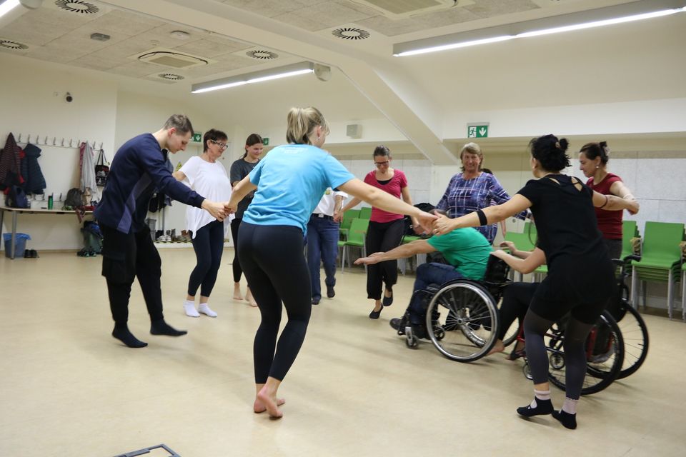 DanceAbility - vedená lekce pohybové improvizace