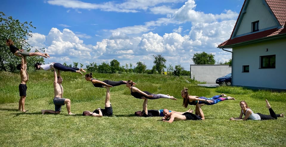 Letní lekce AcroYogy na Letné