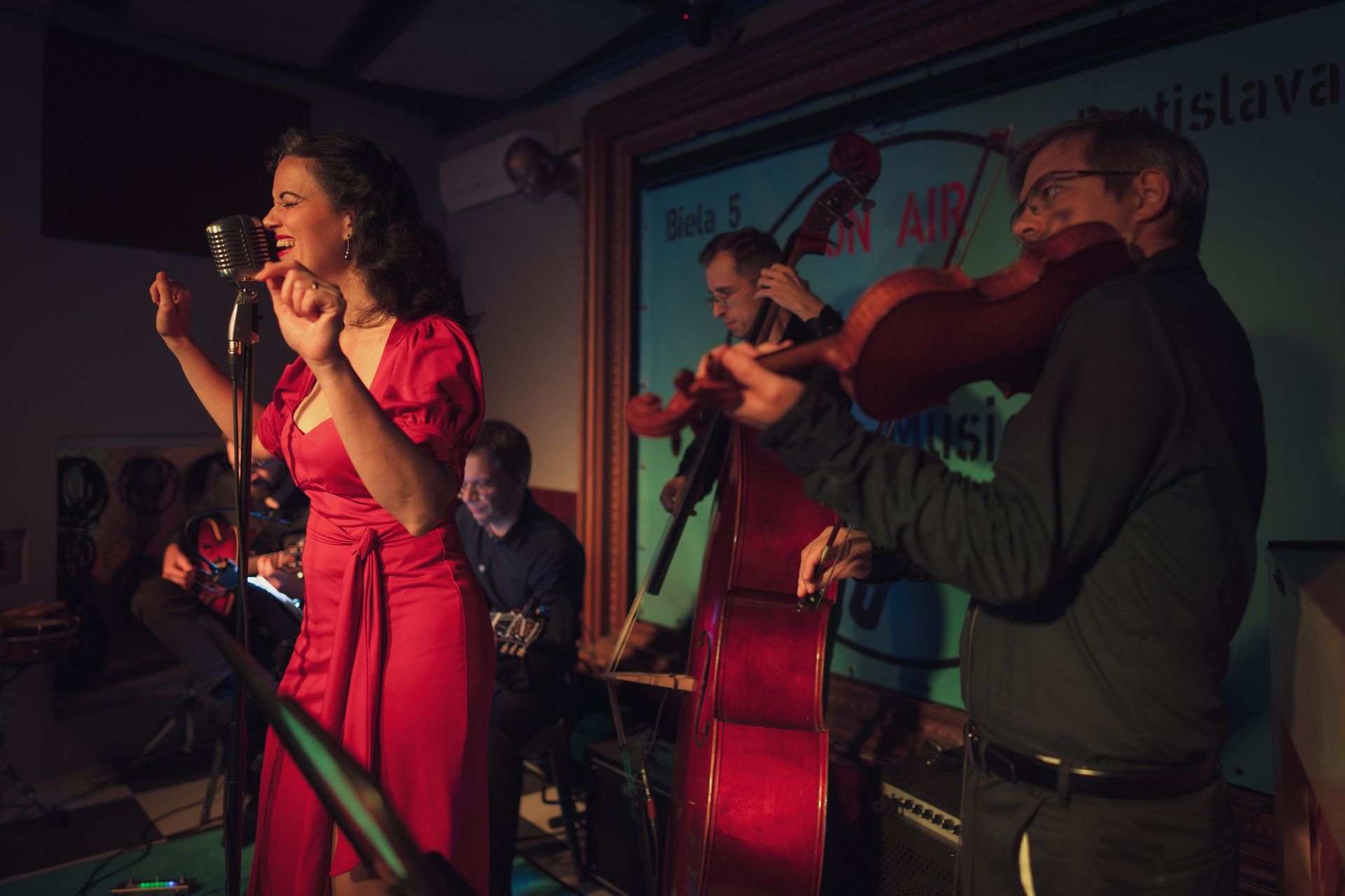 La Jana & Her Cats v Jazztikote