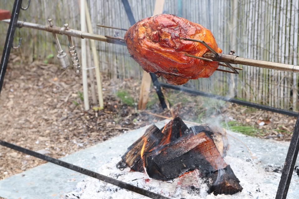 Zelený čtvrtek Pod Jabloní 🍏 Zelené pivo/ Kýta na rožni/ Spousta dobrot