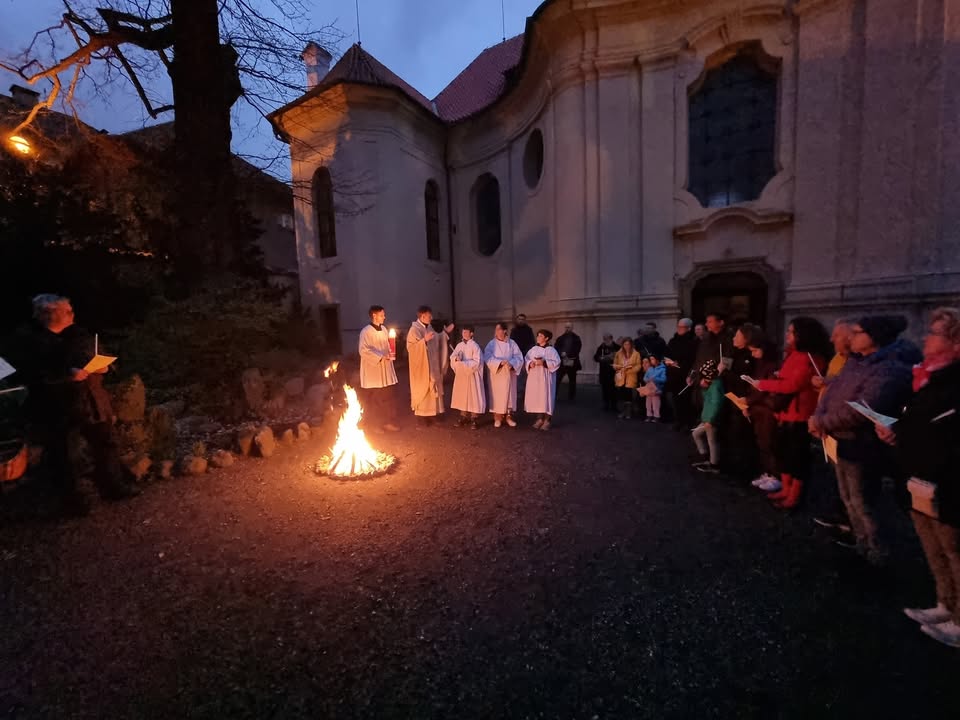 Feier der Heiligen Osternacht mit Osterfeuer und Speisensegnung